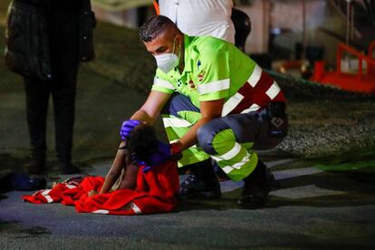 Junto a la niña, otros ocho menores necesitaron hospitalización para recuperarse de una hipotermia moderada. La niña tuvo que ser atendida sobre el asfalto del muelle por dos miembros de la Cruz Roja. En la imagen, la bebé es reanimada tras desembarcar.