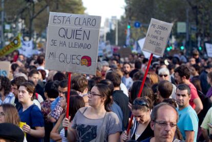 Miles de indignados, a su paso por la plaza de Catalunya y paseo de Gracia de Barcelona.