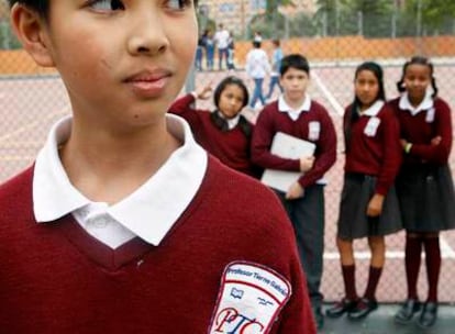 Los alumnos del colegio público Tierno Galván de Alcobendas (Madrid) llevan uniforme desde 2004.