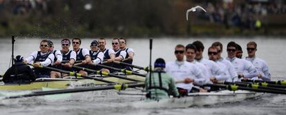 El equipo de remo de Oxford, de negro, venció al de Cambridge. Oxford, conquistó su 77ª victoria, frente a las 81 que acumula su rival, más un empate en 1877, en la 159ª edición de la carrera anual.