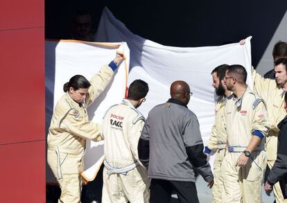 Los médicos evacúan a Fernando Alonso después del accidente.