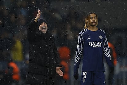 Josep Guardiola da indicaciones a sus jugadores durante el partido.  
