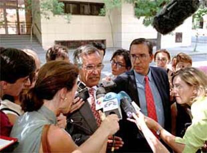 Miguel Bajo, abogado del dueño de Gescartera, habla con los periodistas ante la Audiencia Nacional.