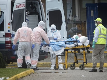 El personal sanitario traslada a uno de los ancianos de la residencia Alcalá del Valle a la residencia Tiempo Libre, de La Línea de la Concepción (Cádiz), este martes.