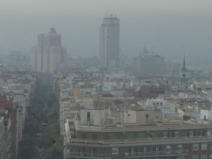 Madrid sopesa prohibir circular a los coches a partir del lunes