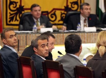 José Ignacio Crespo y Manuel Reina (ambos mirando a la derecha), ayer en el pleno de Estepona.