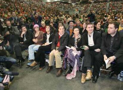 Barrena y Otegi (primero y segundo por la derecha) en un acto de la izquierda <i>abertzale</i> en el Bilbao Exhibition Centre el pasado 31 de marzo.