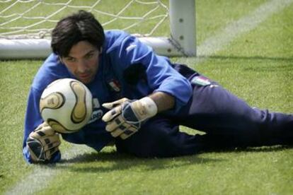 Buffon atrapa el balón en una sesión preparatoria.