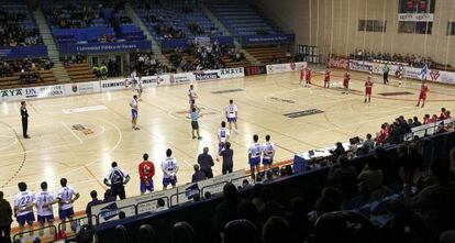 Parón de los jugadores del San Antonio (izquierda) para protestar por los impagos en el encuentro ante el Ademar.