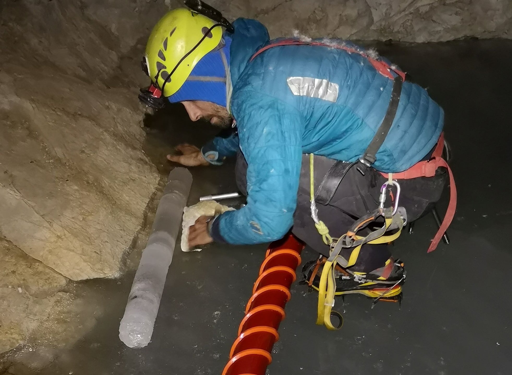 Miguel Bartolomé, investigador del Museo Nacional de Ciencias Naturales, extrae un testigo de hielo de una de las cuevas heladas de los Pirineos.