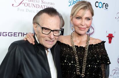 Larry King y su esposa Shawn durante un acto en Beverly Hills en septiembre de 2018.