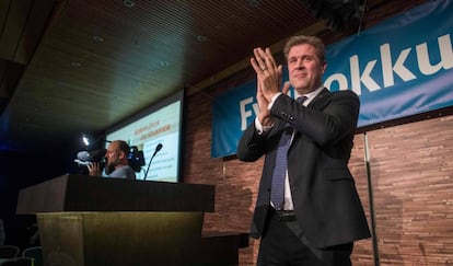 El primer ministro Bjarni Benidiksson se dirige a sus seguidores.