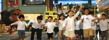 Un grupo de niños en el parque KidZania en Tokio (Japón).