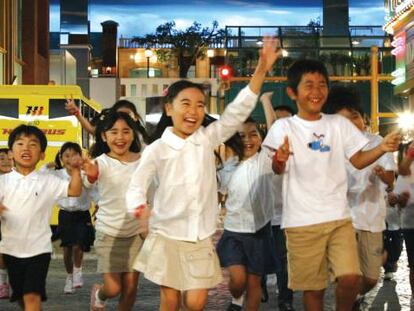 Un grupo de niños en el parque KidZania en Tokio (Japón).