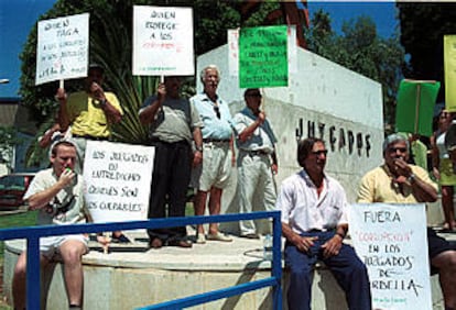 Manifestación de vecinos ante los Juzgados de Marbella contra la corrupción, en agosto.