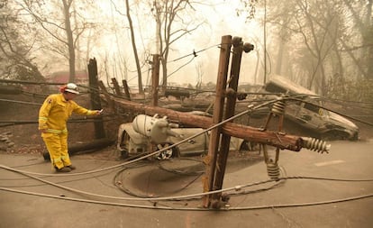 Reparo de um poste de iluminação no incêndio de Paradise, na Califórnia.