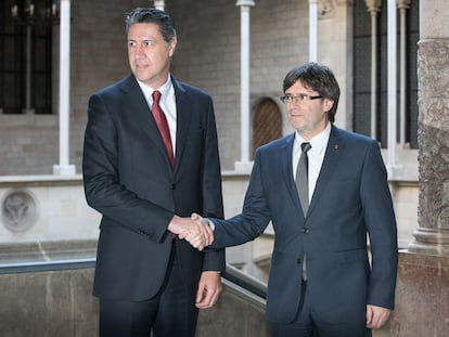 Xavier Garcia Albiol (i) y Carles Puigdemont (D) se saludan antes de la reuni&oacute;n este jueves.
 