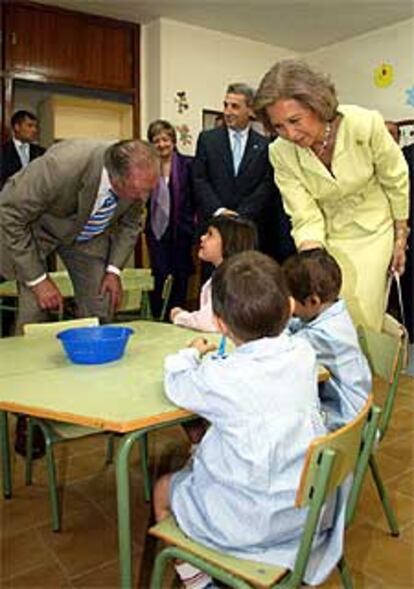 Los Reyes han viajado a Zarza de Granadilla (Cáceres) para la inauguración oficial del curso escolar 2004-2005.