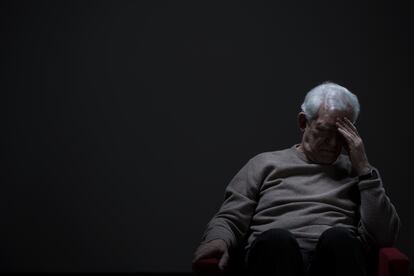 Un hombre mayor en una fotografía ilustrativa.