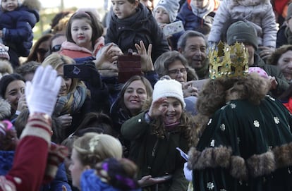 Padres y niños saludan a los Reyes Magos recién llegados a San Sebastián (Gipuzkoa).