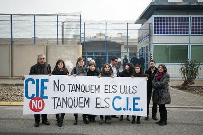 Concentración por el cierre de los CIE. / Alberto García (EL PAÍS)