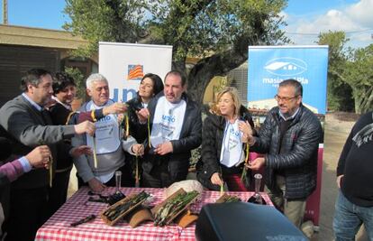 La direcci&oacute;n de Uni&oacute;, con Espadaler en el centro, ayer durante una Cal&ccedil;otada en el Pla de Santa Maria. 