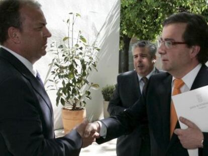El expresidente extremeño, Guillermo Fernández Vara, saluda al presidente actual de Extremadura, José Antonio Monago.