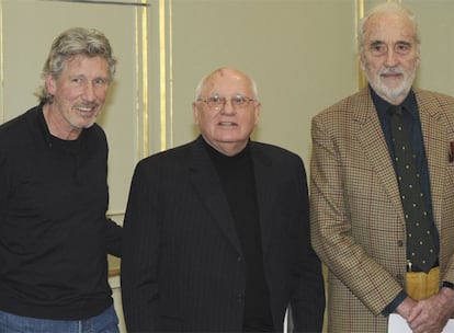 El músico británico Roger Waters, uno de los miembros de la mítica banda Pink Floyd, se ha reunido hoy en Berlín con el ex presidente de la URSS Mikhail Gorbachov y el actor británico Christopher Lee para presentar la gala 'Cine por la paz' que tendrá lugar mañana en el festival de cine Berlinale que tiene lugar estos días en la capital alemana. La gala, que comenzó a celebrarse hace ocho años, tiene como propósito recaudar fondos para organizaciones como UNICEF.