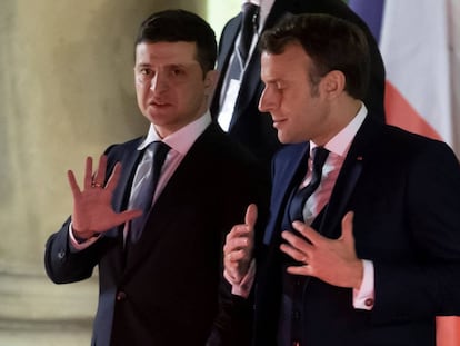 Volodímir Zelenski y Emmanuel Macron, el martes en la cumbre sobre Ucrania en París.