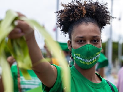 Una mujer participa en una manifestación que exige la despenalización del aborto en tres causales, en Santo Domingo el 28 de abril.