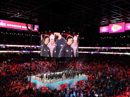 Patrick Mahome, jugador de Kansas City, y Andy Reid entrenador, durante la presentación de la LVII Super Bowl, en Phoenix el 6 de febrero.