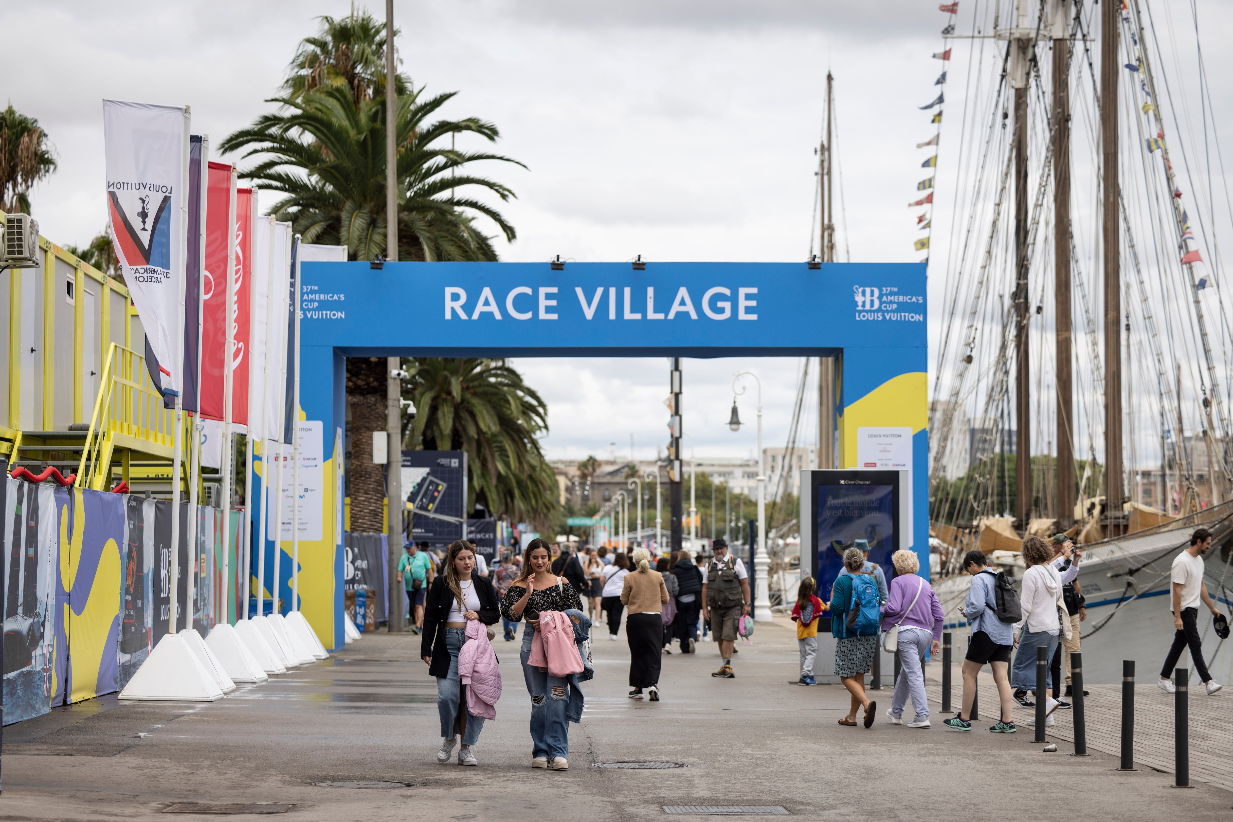 El acceso principal al Village de la Copa del América, en el Moll de la Fusta de Barcelona, este sábado a mediodía.