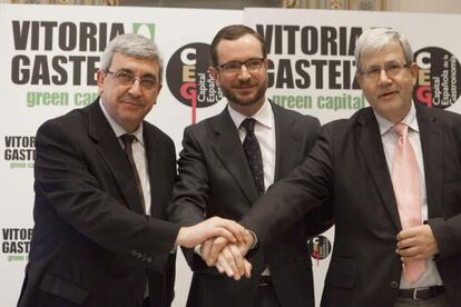 En el centro, el alcalde de Vitoria, Javier Maroto (c), y los presidentes de la Federaci&oacute;n de Periodistas y Escritores de Turismo y de la Federaci&oacute;n de Hosteler&iacute;a, Mariano Palac&iacute;n, y Jos&eacute; Mar&iacute;a Rubio (izquierda).