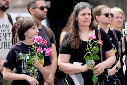 Minuto de silencio por las víctimas del tiroteo, este miércoles en Graz.