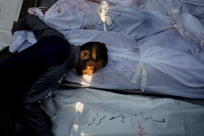 Un hombre llora mientras asiste a un funeral de palestinos muertos en ataques israelíes, en Jan Yunis, en el sur de la franja de Gaza.