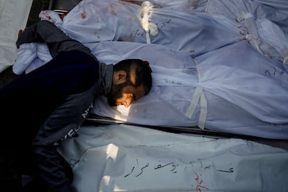 Un hombre llora mientras asiste a un funeral de palestinos muertos en ataques israelíes, en Jan Yunis, en el sur de la franja de Gaza.