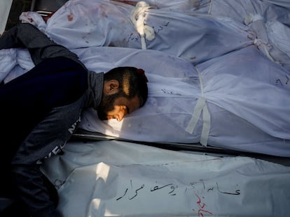 Un hombre llora mientras asiste a un funeral de palestinos muertos en ataques israelíes, en Jan Yunis, en el sur de la franja de Gaza.