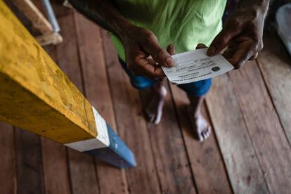 Un hombre muestra su certificado de votación durante las elecciones municipales brasileñas, el 6 de octubre en Iranduba, Estado del Amazonas.