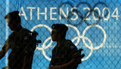 Dos soldados griegos patrullan por el parque olímpico de Atenas.