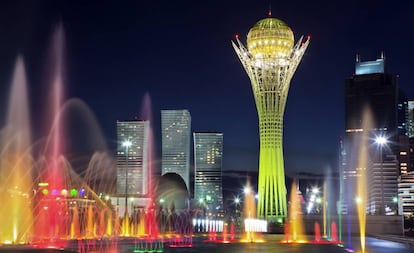 Vista nocturna del centro de Astana, capital de Kazajistán.