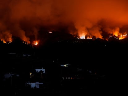Incendio cerca del municipio de Tijarafe este domingo por la noche.