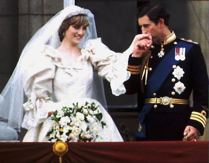 El príncipe de Gales, Carlos de Inglaterra, besa en la mano a su flamante esposa Lady Diana Spencer, en el balcón del palacio de Buckingham, el día de su boda, en 1981.