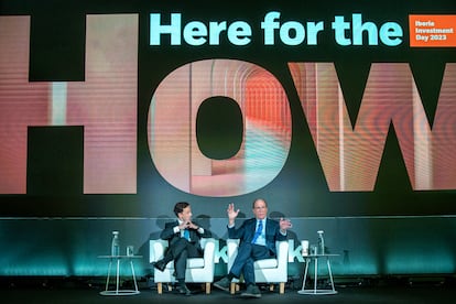 Larry Fink (r), the CEO of BlackRock, and Aitor Jauregui, the head of the Business Development for BlackRock Iberia, at an event with investors.