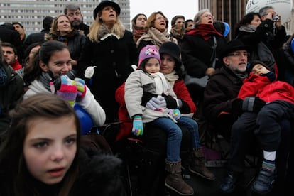 Asistentes a la misa siguen la homilía de Rouco Varela.