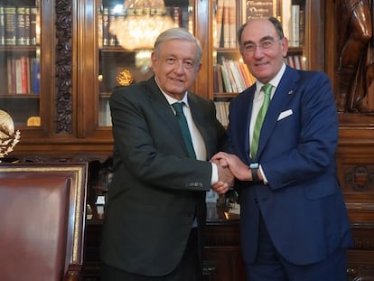 Andrés Manuel López Obrador e Ignacio Sánchez Galán, presidente de Iberdrola, tras una reunión en abril de 2023.