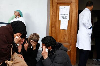 Familiares del jóven Zaidún lloran a las puertas de la morgue del hospital de Casablanca.