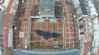 Imagen aérea de 'The Vulture Shadow' , una obra de Juan Zamora realizada sobre el pavimento de la plaza central de Artium en 2013.