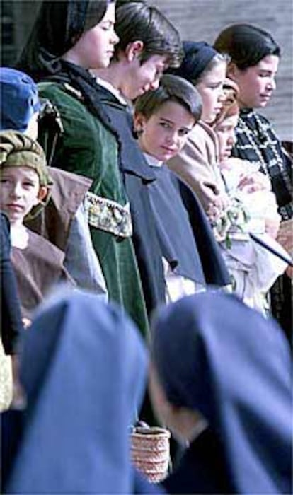 Niños en un <i>miracle,</i> ayer, en la plaza de la Virgen.