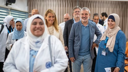 El alcalde de Barcelona, este martes en el centro de salud uno de los campos de refugiados de la UNRWA en la ciudad jordana de Amán. LAURA GUERRERO / AYUNTAMIENTO DE BARCELONA