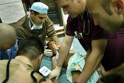 Un niño, herido durante los bombardeos a Faluya, es tratado por los médicos de un hospital en Bagdad, a 50 kilómetros de distancia del bastión rebelde.